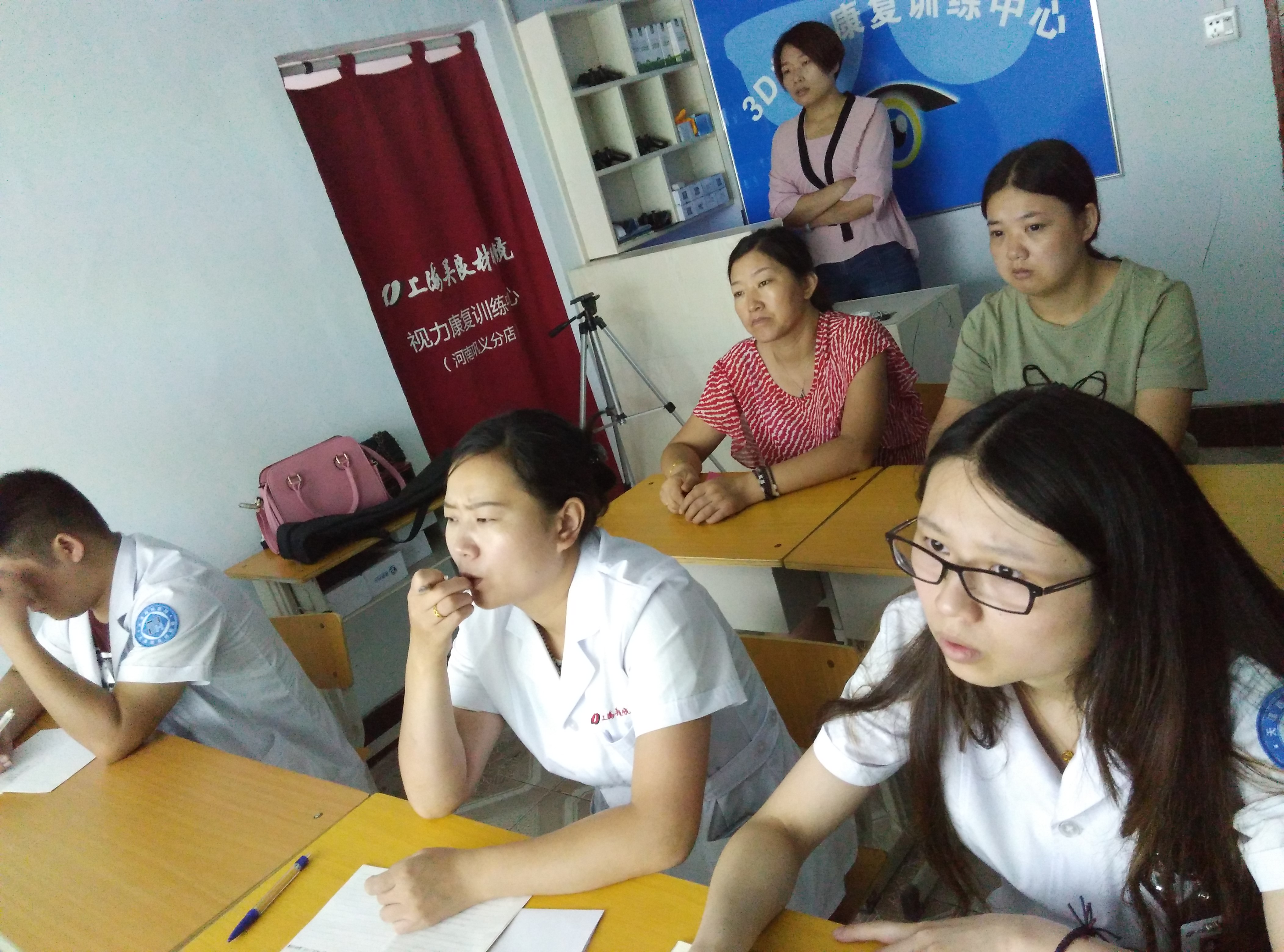 李老師在專心的給我們做培訓.jpg